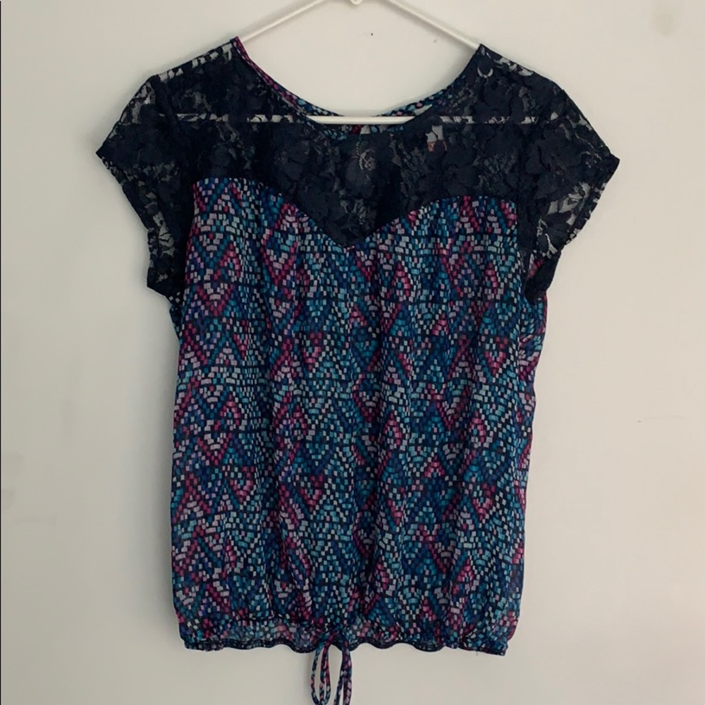 Multi-colored top with tie in front, lace,